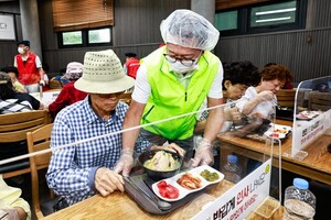 농협상호금융, <b>말복</b> 앞두고 어르신에 삼계탕 1,000그릇 나눔